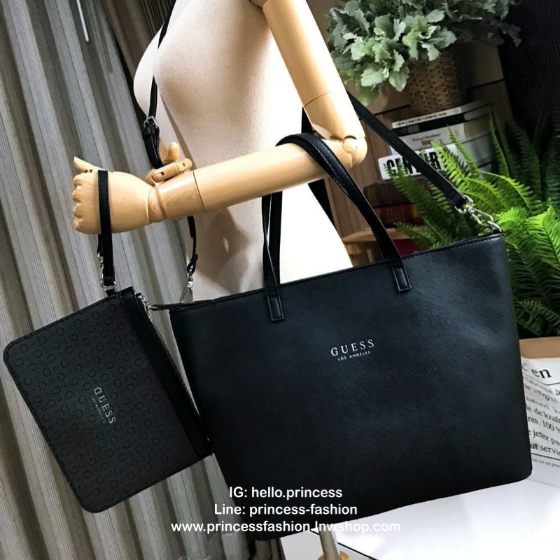 GUESS LARGE SHOPPER BAG WITH POUCH กระเป๋าสะพายรุ่นใหม่ล่าสุดจาก GUESS FACTORY หนัง Saffiano สวยหรูอยู่ทรง ด้านหน้ามีโลโก้แบรนด์ ด้านหลังมีช่องใส่ของ หูหิ้วสะพายไหล่ได้มาพร้อมสายสะพายยาวถอดได้ปรับได้ มีกระเป๋าใบเล็กเข้าชุดกันห้อยที่หูหิ้ว ใบเล็กถอดเเยกใช้