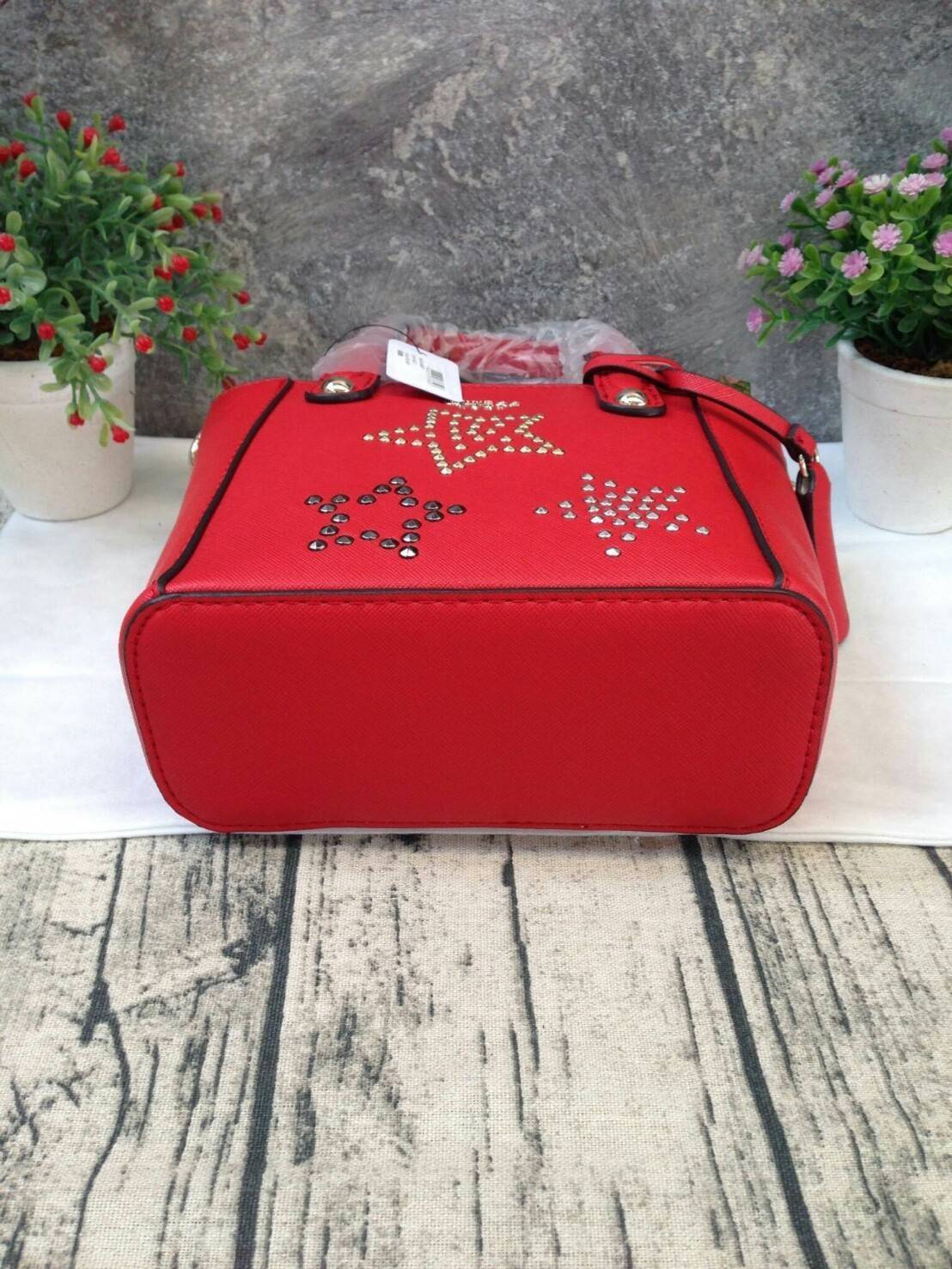 GUESS DELANEY SAFFIANO MINI CROSSBODY BAG WITH STAR กระเป๋าถือหรือสะพาย GUESS FACTORY วัสดุหนังลาย Saffiano ประดับอะไหล่เงินรูปดาวสุดชิค ขนาดกำลังดี น้ำหนักเบา ด้านหน้าประดับ logo พร้อมกับ พวงกุญแจ Signature แบรนด์ที่หูหิ้ว ถอดเเยกใช้ได้ เปิดปิด ด้วยซิป ภ