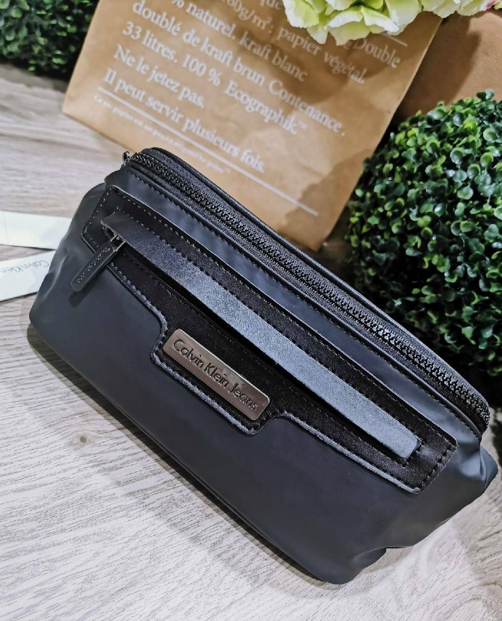 CALVIN KLEIN" JEANS NYLON WAIST BAG กระเป๋าสะพายคาดเอวหรือคาดอกอกรุ่นใหม่ล่าสุดดีไซน์สุดฮิต Limited Edition จาก Calvin Klein Factory วัสดุ Nylon+Polyester 100% คุณภาพดีดูเเลรักษาง่าย กันน้ำ เปิดปิดด้วยซิปสะดวกใช้ หัวซิปแบรนด์ด้านหน้ามีโลโก้และช่องซิป