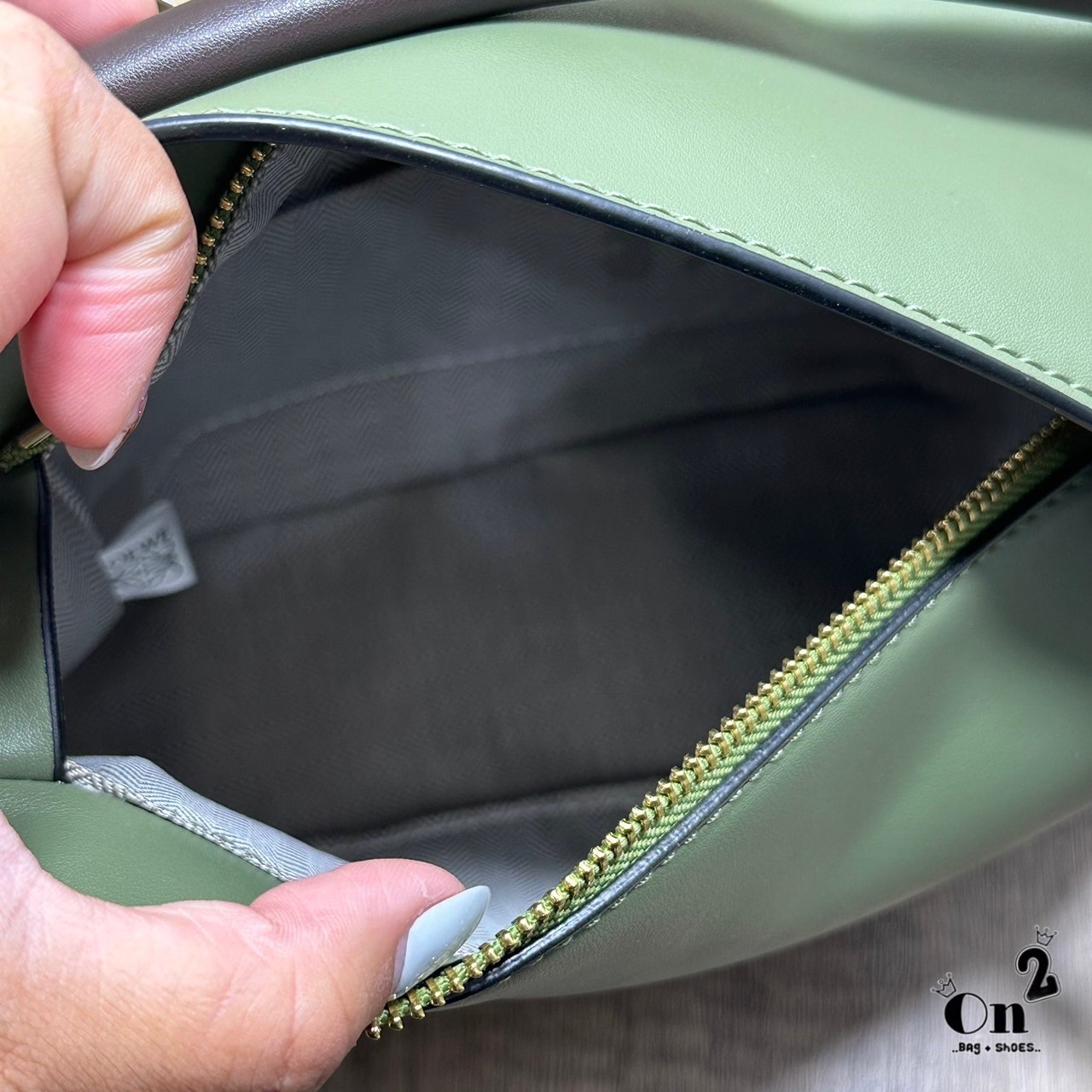 LOEWE Puzzle bag กระเป๋าสะพายแบรนด์หรู ทรงคล้ายลูกลักบี้ มาพร้อมสายยาวผ้าแจ็คการ์ด สวยงามมากค่ะ เกรดออริ ใช้งานต่างประเทศได้