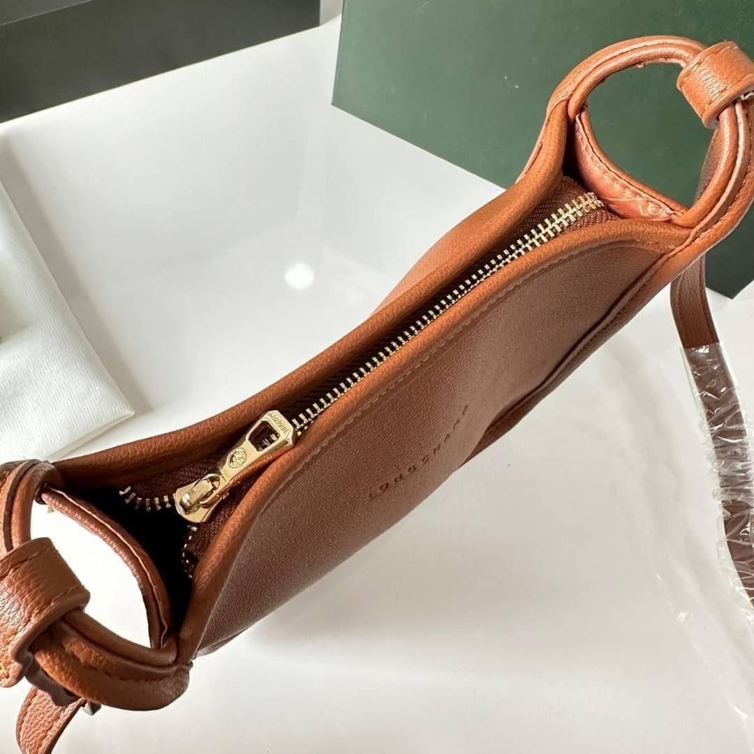 LONGCHAMP LE FOULONNÉ CROSSBODY BAG กระเป๋าสะพายที่เรียบง่ายและดูดี การออกแบบที่คล่องตัวของรุ่นนี้เหมาะอย่างยิ่ง