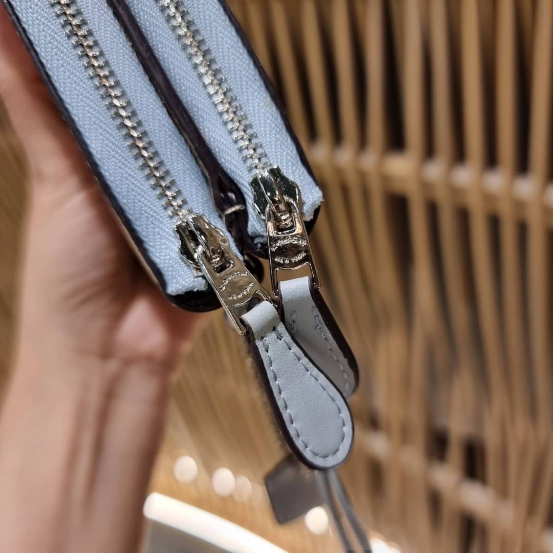 COACH F54057 DOUBLE ZIP WALLET IN SIGNATURE กระเป๋าคล้องมือ size L ใบนี้ใส่มือถือได้ทุกรุ่น ขนาดกำลังดี พกพาสะดวกมากๆ วัสดุหนังสังเคราะห์ ภายในเป็นผ้าสีสวยคม ใส่ธนบัตร ใส่บัตรได้เยอะ ใส่มือถือได้สบายๆทุกรุ่น ตอบโจทย์สาวๆที่ไม่ชอบพกเยอะวุ่นวายจ้า ใบนี้เอาอ
