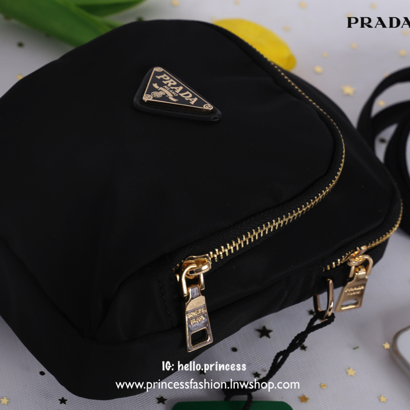 Prada Small Nylon Crossbody Bag สินค้า Premium gift จากเค้าเตอร์แบรนด์ต่างประเทศ แท้ 100% วัสดุไนล่อน คุณภาพดี น้ำหนักเบา อะไหล่ทอง สวย หรู น่าใช้มากเลยค่ะ มีช่องใส่ของ 2 ช่องซิป ด้านในใส่ของจุกจิก Iphone 8+ กระเป๋าสตางค์ใบสั้น ได้สบาย ซับในพิมพ์ลายแบรนด์
