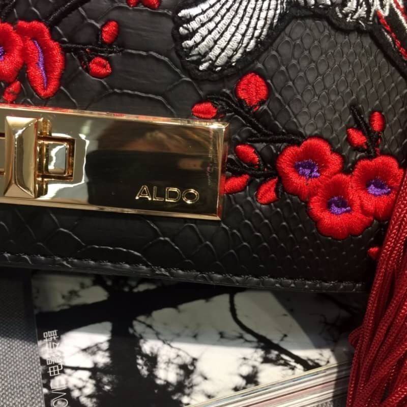 ALDO Bergantino Cross Body Handbag กระเป๋าถือหรือสะพายรุ่นใหม่ล่าสุดจาก ALDO แบรนด์ดังแคนนาดาดีไซน์สุดชิคน่ารักมุ้งมิ้งปักเลื่อมลายนกกระเรียนสวยสดใส พร้อมห้อยฟู่ฟรุ้งฟริ้ง เปิดปิดด้วยล๊อคบิดอะไหล่ทอง ภายในมีโลโก้ ช่องซิปและช่องใส่มือถือใส่กระเป๋าสตางค์ยาว