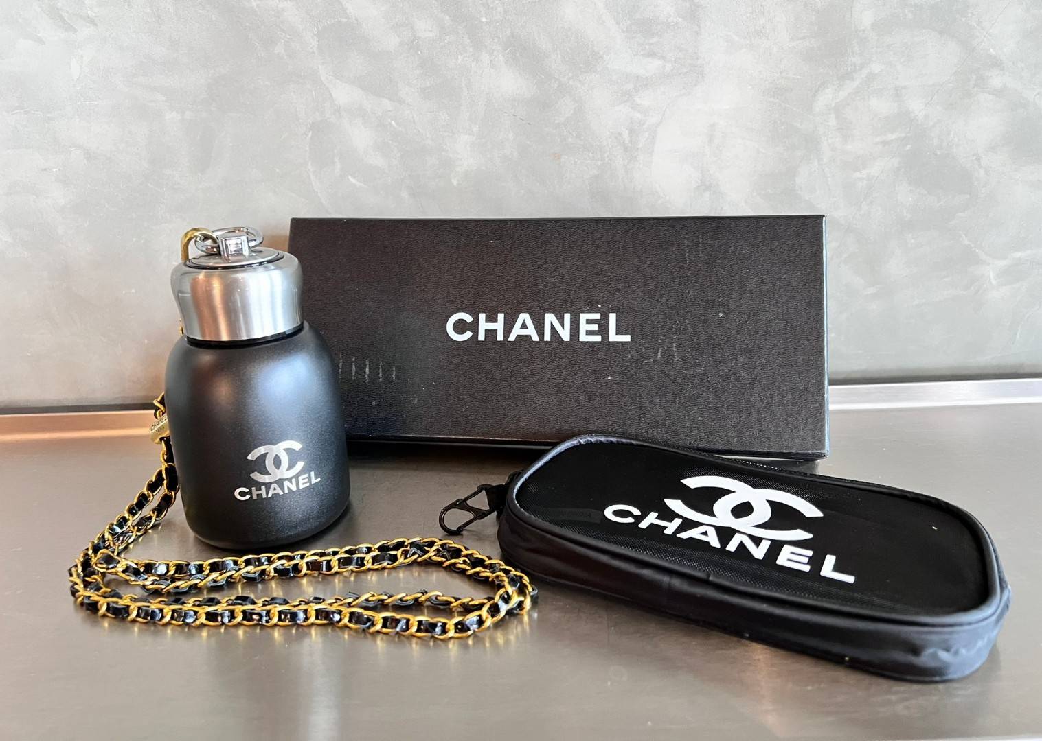CHANEL SET BOX VIP MAKE UP ขวดน้ำ+กระเป๋า เซ็ทมีจำนวนจำกัด! มีประดับติดตัวหรูๆดูไฮ หรือพกพาแบบสะพายขึ้นเครื่องเดินทางได้เลย กับกระติกน้ำขนาดพกพาจาก Chanel วัสดุสแตนเลสอย่างดี สำหรับใส่น้ำ ใส่กาแฟ ตามความชอบเลยค่ะ