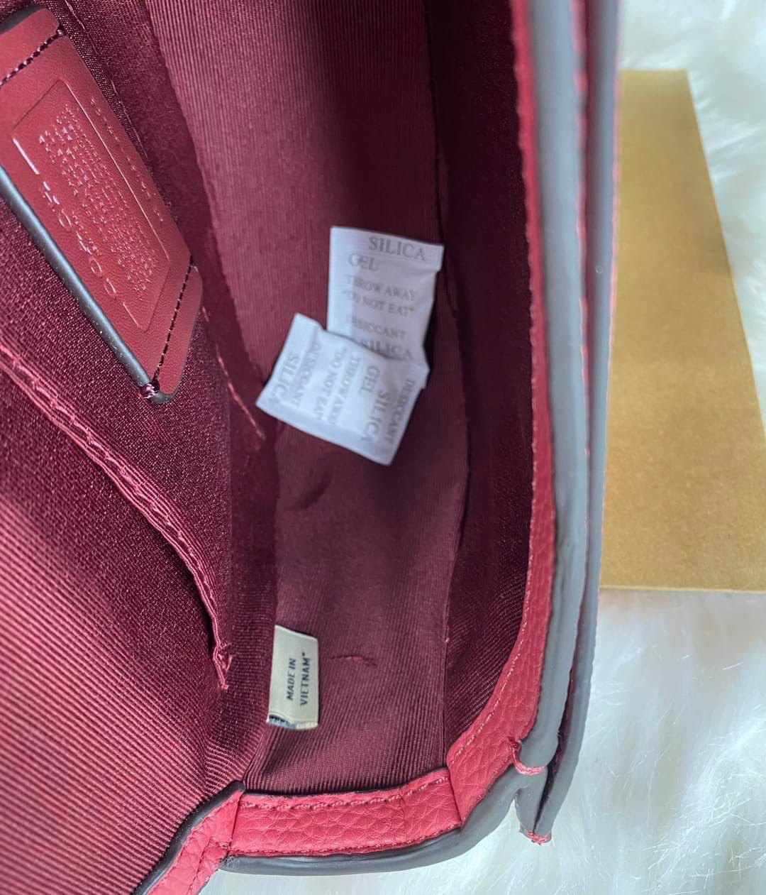 OUTLET 】COACH SADDLE BAG WITH HORSE AND CARRIAGE (COACH C4058) หนังกรวดละเอียดภายในกระเป๋ามัลติฟังก์ชั่น กระดุมแม่เหล็ก ซับในผ้านอกกระเป๋าเปิด สายสะพายถอดได้ สายสะพายยาว 22" สำหรับสะพายไหล่หรือ crossbody