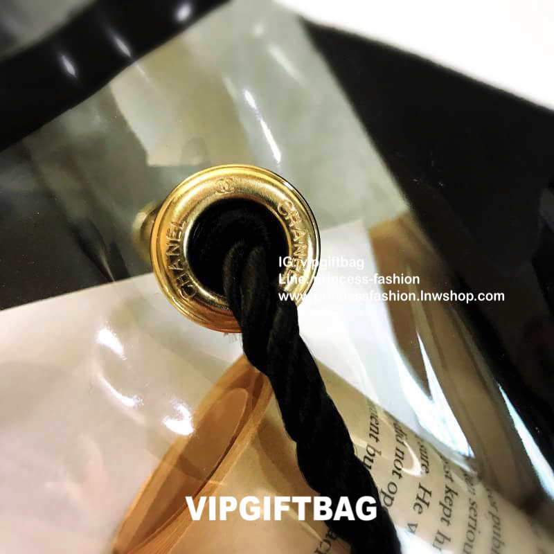 พรีเมี่ยมกิ๊ฟแท้ 100% 🔥 กระเป๋า Chanel waterproof bag ปั๊มโลโก้ กระเป๋ากันน้ำมาแล้วจ้า ร้อนๆแบบนี้พกติดไปสระน้ำด้วยนะคะ จุขอได้เยอะ สวยๆรับซัมเม่อร์นี้ไปเลยจ้าา