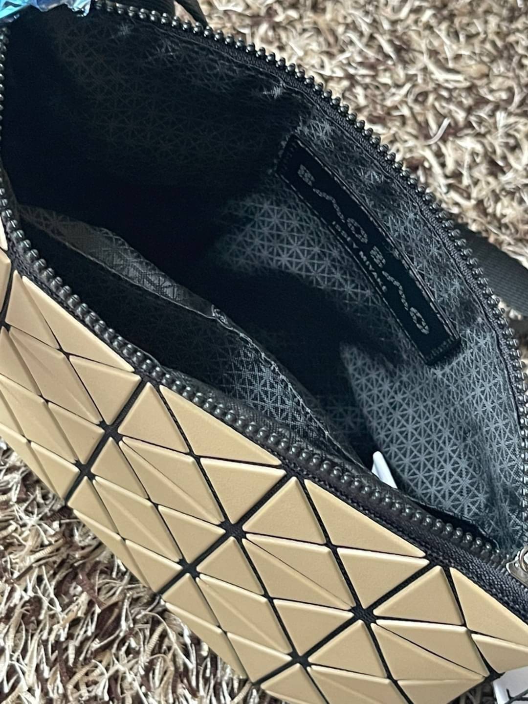 Baobao Issey Miyake Prism Kangaroo crossbody bag กระเป๋าสะพาย Crossbody รูปทรงสี่เหลี่ยมผืนผ้า ไซส์กำลังพอดี เห็นแบบนี้บอกเลยว่าใส่ของสำคัญได้แบบครบถ้วน ไม่ว่าจะเป็นโทรศัพท์ กระเป๋าตังค์ หรือพาวเวอร์แบงค์ จัดเป็นอีกหนึ่งรุ่นที่น่ารัก สายสะพายปรับได้ตามควา