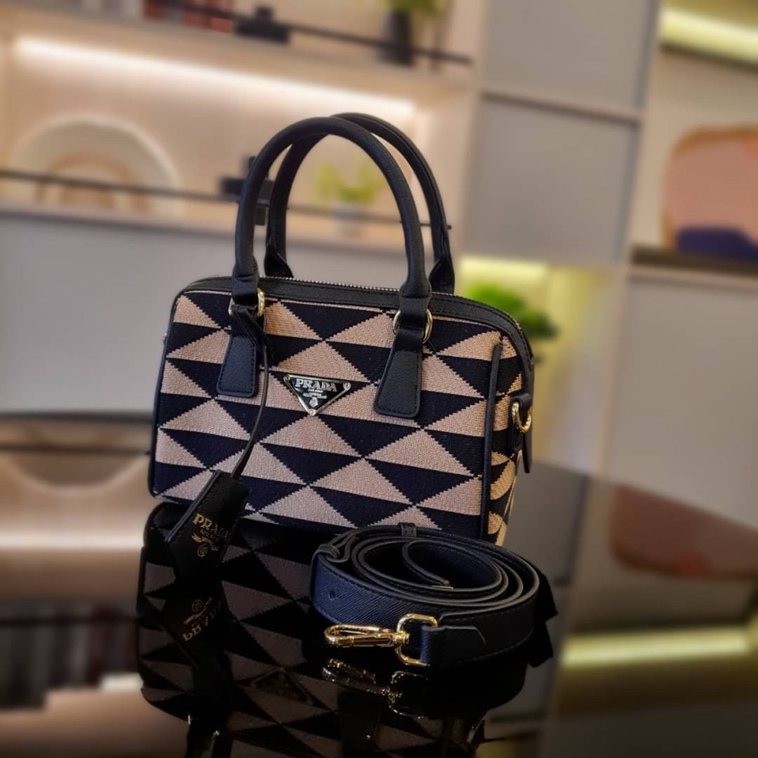 Prada Symbole Embroidered Fabric Top-handle Bag พร้อมส่งรุ่นใหม่ มาแรง จากแบรนด์ Prada กับทรง หมอนอยู่ทรงสวย สาวๆห้าม
