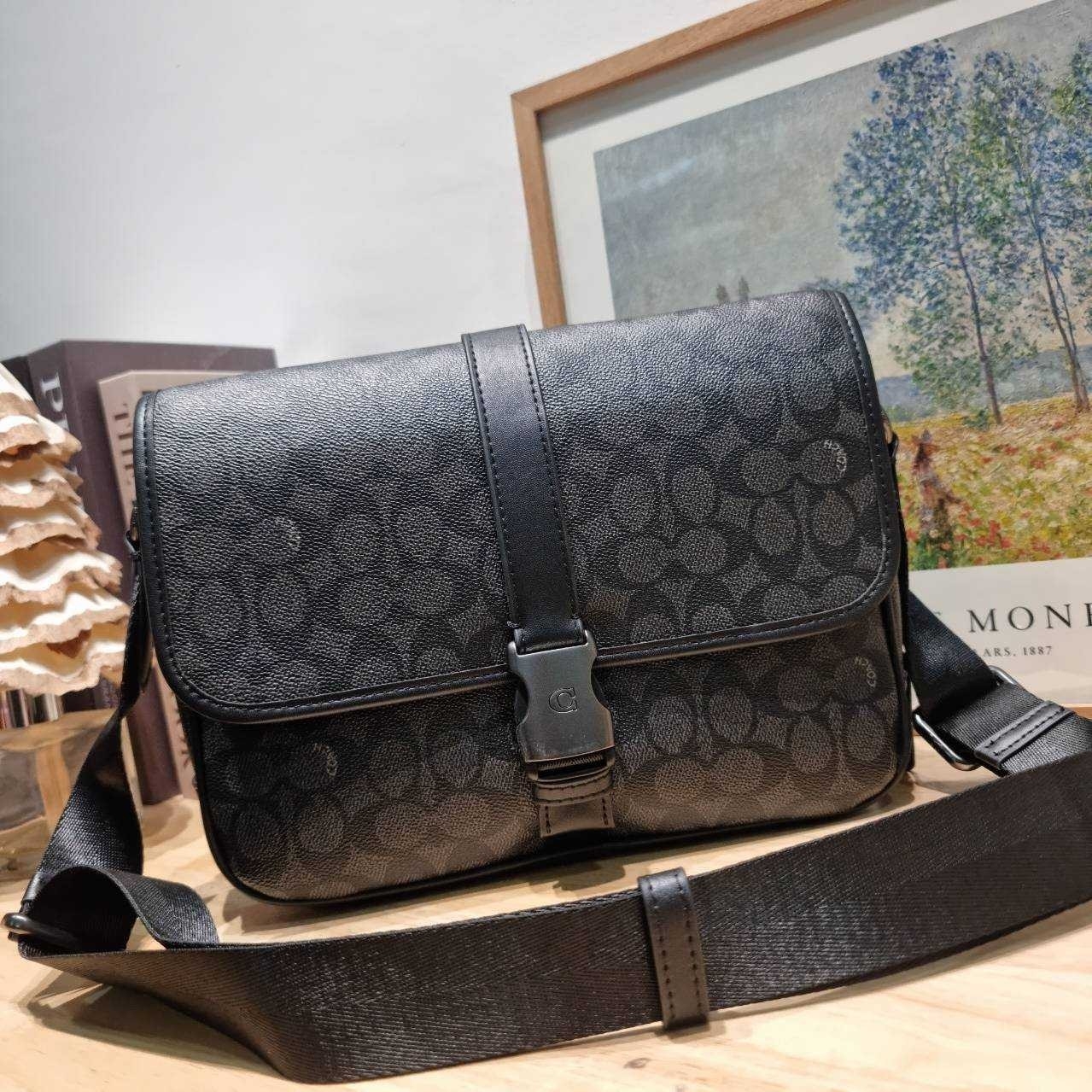 COACH CU202 LEAGUE MESSENGER BAG IN SIGNATURE CANVAS กระเป๋าสะพายทรง messenger สุดฮอต ที่ดีไซน์รูปแบบให้สปอร์ตขึ้น และหรูขึ้น แต่ยังคงคลาสสิค ขนาดใบใหญ่กำลังดี