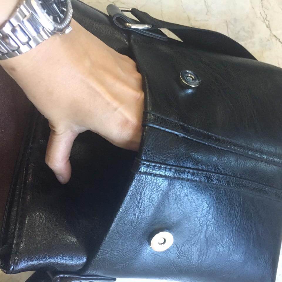 เอาใจหนุ่มๆบ้างค่า สำหรับ messenger bag หนังดี มากๆเลยน้า ลายหนังชัดสวย ใบนี้จากแบรนด์ ดัง Giorgio Armani ตัวกระเป๋าขนาดกำลังดีเลยคะ สีดำ คลาสสิค มีช่องแบ่งเก็บของหลายช่องเป็นสัดส่วนมากๆคะ น้ำหนักเบา จุของคุ้ม สายยาว ปรับได้ free size สามารถสะพาย cross bo