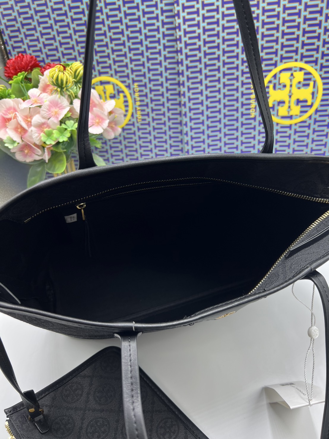 ORI หนังแท้ | Tory Burch T Monogram zip tote bag กระเป๋าทรงโท้ทใบใหญ่ทรงกว้างพร้อมใบเล็กเข้าเซ็ท งานผ้าแจ็คการ์ดตัดขอบหนัง เดอะเบสท์ เซลเลอร์!!