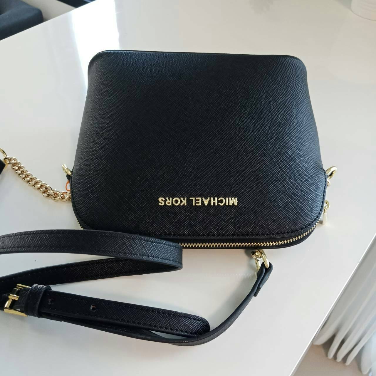 MICHEAL KORS CHAIN CROSSBODY BAG กระเป๋าสะพายแบรนด์ดังทรงสุดฮิตหนัง Saffiano อะไหล่ทอง สวยหรูอยู่ทรง น้ำหนักเบา ด้านหน้าประดับโลโก้แบรนด์สีทอง ขนาดกำลังดี เปิดปิดด้วยซิปสะดวกใช้ ภายในมีช่องซิปและช่องใส่มือถือ สายยาวปรับได้ถอดไม่ได้ สวยหรู ดูดี ต้องมีไว้คร