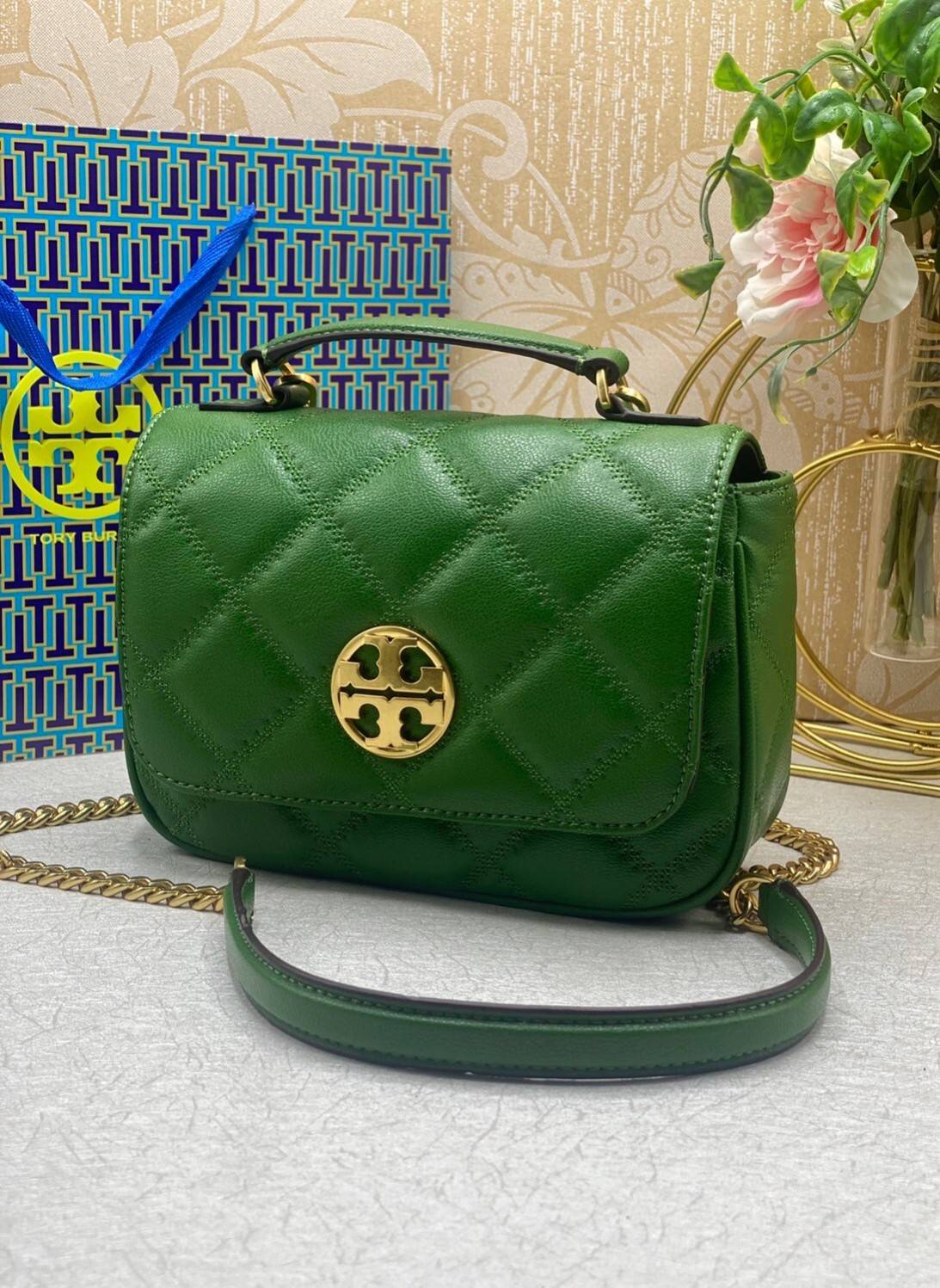 Tory Burch Willa Mini Top Handle Bag พร้อมส่งที่ไทย ใบจริงคือสวยสุดดไปเลยค่าา! กระเป๋าสะพายข้างหรือหิ้วก็เก๋ไปอีกเลยค่ะ! หนังอย่างดี ลายนวมนิ่มมือดีมากค่ะ ด้านหน้ามีอะไหล่โลโก้แบรนด์