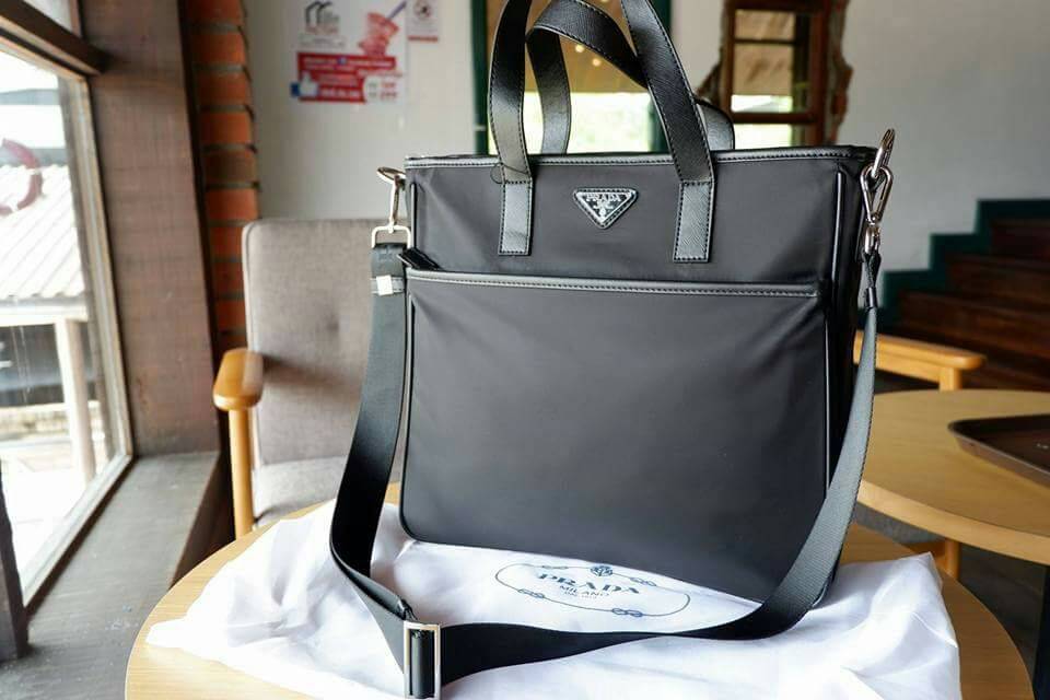 Prada tote bag เอาใจหนุ่มๆ สำหรับ messenger bag เป็นผ้าไนล่อนนาโน ตัวกระเป๋าขนาดกำลังดี สีดำสวยมาก สะพายไปทำงาน หรือเรียน เท่ห์ และคลาสสิคสุดๆ ค่ะ ✔น้ำหนักเบา จุของคุ้ม สายยาว ปรับได้ free size ✔สามารถสะพาย crossbody ได้ ใบนี้ห้ามพลาดเลย