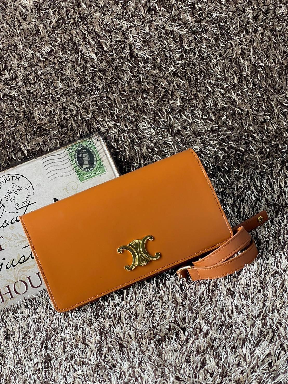 CELINE TRAPEZE TRIOMPHE BAG ดีไซน์เรียบหรู Timeless โดดเด่นมีเอกลักษณ์ ใช้ได้หลายโอกาส แมทช์กับการแต่งตัวง่าย จึงครองใจสาว ๆ ได้ไม่ยาก โดยเป็นกระเป๋าสะพายไหล่ที่อัดแน่นด้วยกลิ่นอายความคลาสสิกและหรูหราตามแบบฉบับของ Celine ด้านหน้าตกแต่งด้วยโลโก้สีทองโดดเด่