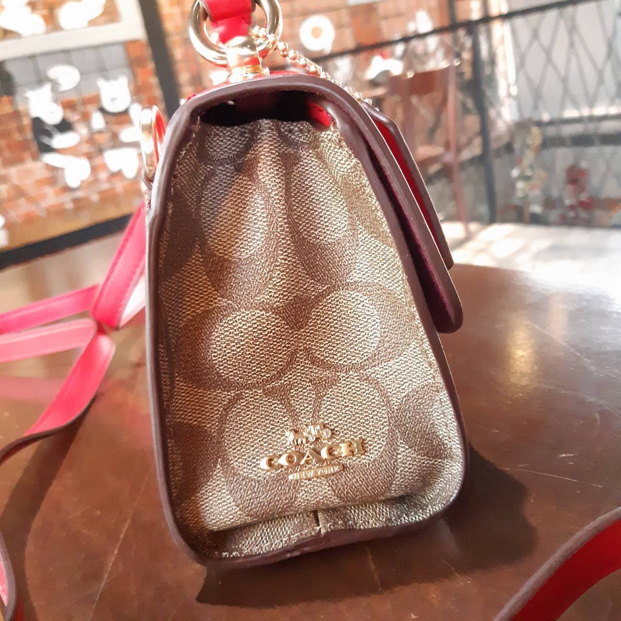 COACH TILLY SATCHEL 23 IN SIGNATURE CANVAS ((C1802//C1439/C1435)) กระเป๋า crossbody สวยหรู ขนาดใหม่ พร้อมสีมาใหม่!! ดีไซน์ย้อนยุค วัสดุหนังแคนวาสเคลือบลายสลับหนังแท้ มาพร้อมหูจับในตัว และสาย crossbody ปรับได้ตามตัว เปิด-ปิดด้วยตัวบิดล็อค ภายในโล่ง บุกำมะห