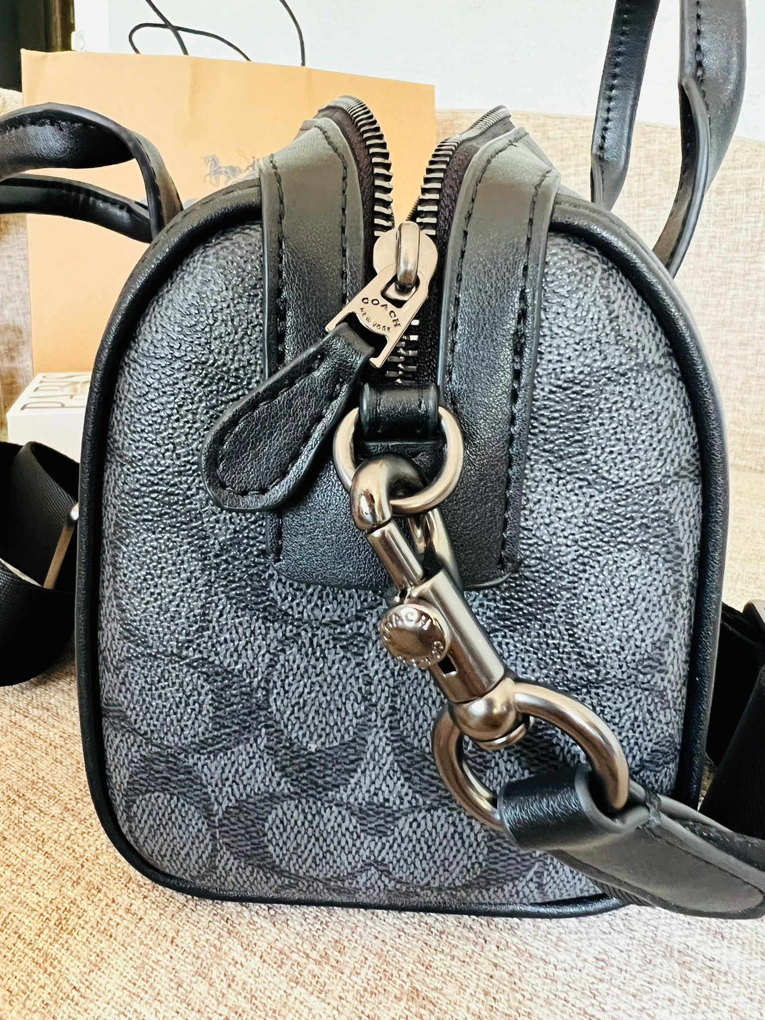 COACH GOTHAM DUFFLE 24 IN SIGNATURE CANVAS CA186 กระเป๋าทรงหมอนรุ่นใหม่สุด 2022 รุ่นนี้สามารถใช้ได้ทั้งชายหญิง หนังแท้อย่างดี นิ่มทรงสวย มากๆค่ะ เปิด-ปิดกระเป๋าแบบซิปคู่ด้านบนมีกระดุมรวบหูหิ้วให้ด้วยนะคะ ภายในกระเป๋าสามารถใส่สัมภาระที่จำเป็นในชีวิตประจำวั