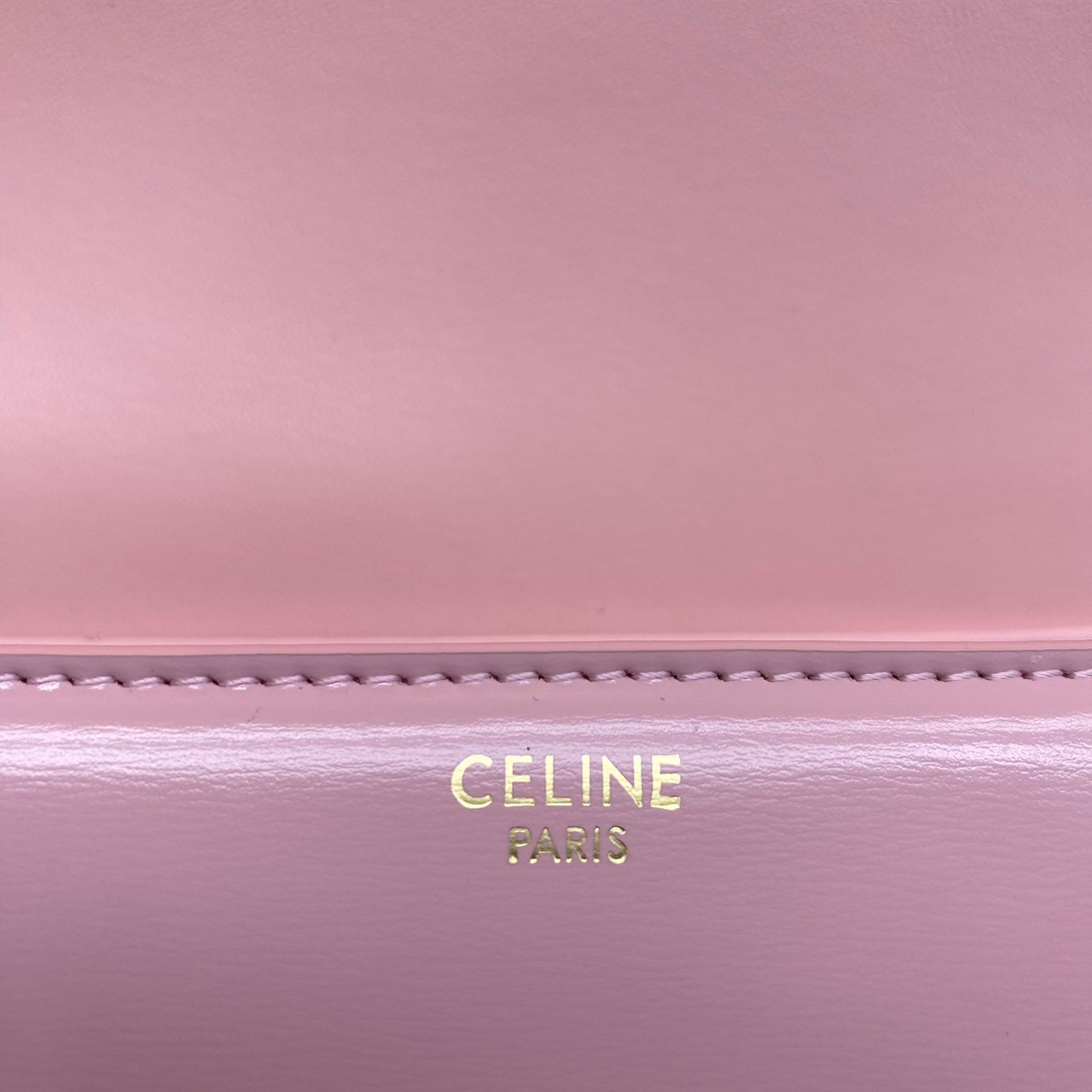 TEEN 18cm : CELINE TEEN TRIOMPHE BAG IN SHINY CALFSKIN / Celine Triomphe Bag / Celine Bag พร้อมส่ง 7 สี เกรดออริ 1:1 กระเป๋าแบรนด์หรูที่ควรมีแห่งปี รูปทรงสี่เหลี่ยมรุ่นฮอตฮิตของเหล่าดาราและเซเลบทั้งหลาย ดีไซต์เรียบหรู
