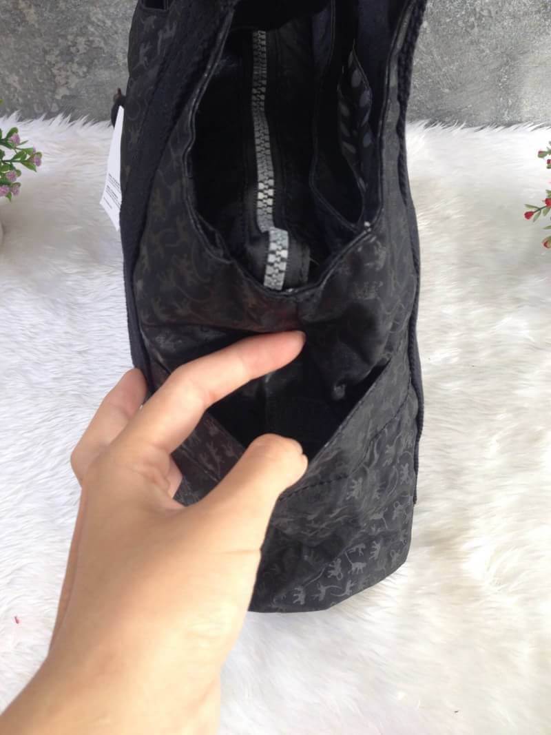 Kipling รุ่น Cicele กระเป๋าสะพายไหล่ใบใหญ่ สวยน่ารัก ตัวกระเป๋าด้านในเป็นช่องโล่งแบบปิดเปิดด้วยซิป มีช่องซิปด้านใน ด้านข้างกระเป๋า มี 2 ช่อง ปิดเปิด ด้วยเทป พร้อมที่ใส่โทรศัพท์ ปากกา และ MP 3 ในส่วนด้านใน และ ด้านข้างกระเป๋า ซ้าย-ขวา เป็นช่องขนาดเล็กสำหรั