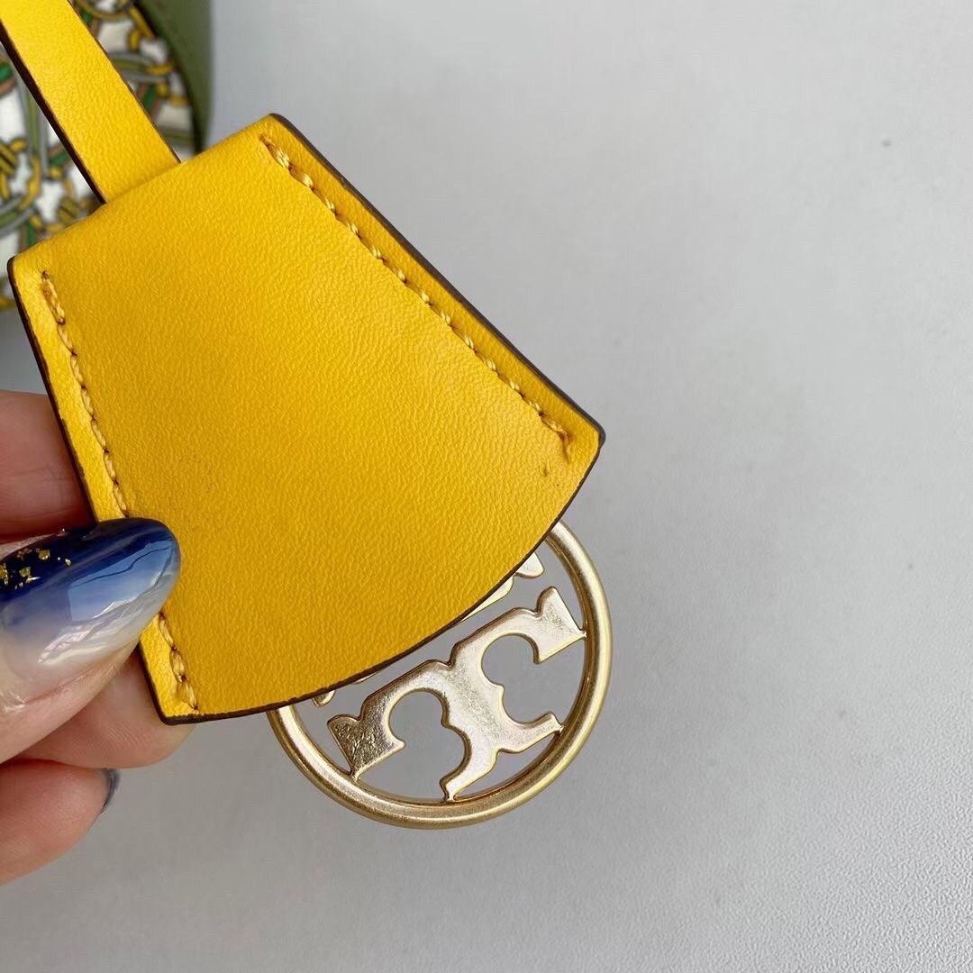 ของแท้ 💯% Tory Burch Piper Printed Crossbody 74656 กระเป๋าถือ สะพายข้างหรือ Crossbody ได้ ด้านในโล่งมี1ช่องซิป และ1ช่องใส่ของจุกจิก ซับในผ้าสวยหรู มีช่องซิปใส่ของด้านนอก