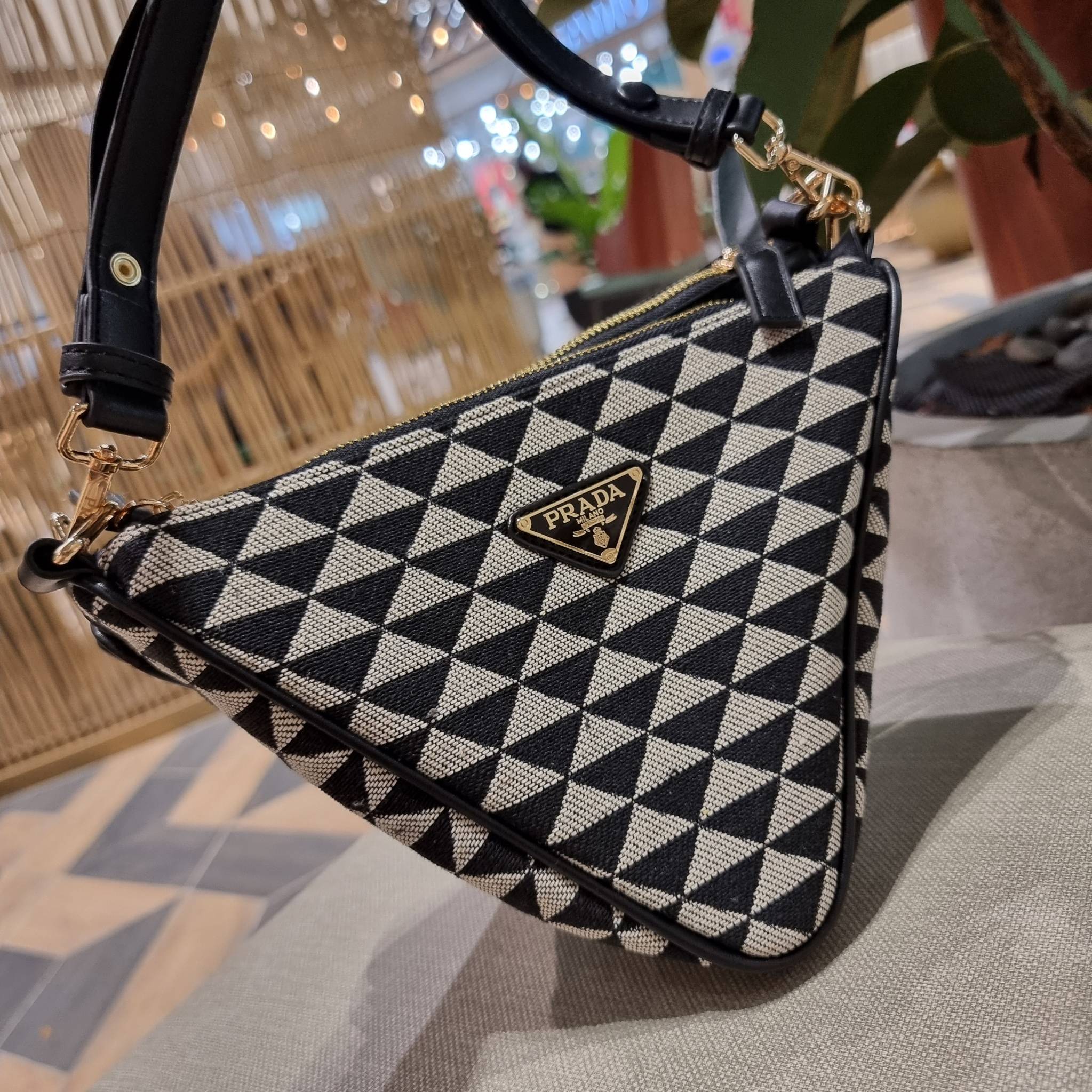 PRADA TRIANGLE BAG ล้ำกว่าใคร ใหม่กว่าใคร ไม่ต้องรอพรีฯ กระเป๋าสะพาย ดีไซน์ทรงสามเหลี่ยม ชิคๆคูลๆ ไม่มีใครเหมือน มีมาให้ถึง 2 ชิ้น วัสดุผ้า jacquard และหนังแท้ สวยคู่ สลับใช้ได้หลากหลายมากๆ เพราะยังมีสายสะพายมาให้อีกถึง 2 เส้น เกี่ยวคู่กันสะพายเท่ๆ หรือแย