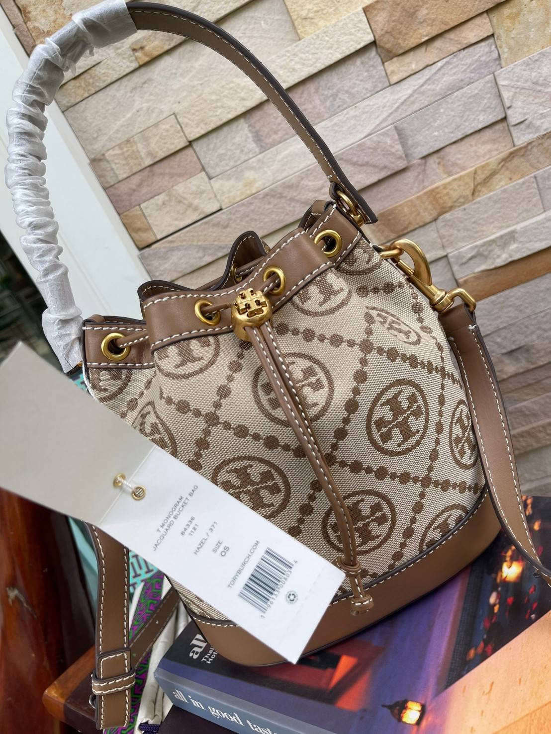 Tory Burch T Monogram jacquard bucket bag เปิดตัวกระเป๋า T MONOGRAM รุ่นใหม่ล่าสุดจาก TORY BURCH ครั้งแรกกับโมโนแกรม ที่ได้รับแรงบันดาลใจมาจากโลโก้สุดคลาสสิก กลับมาอีกครั้งในรูปแบบของ ลวดลาย T Monogram ที่ผสมผสานความร่วมสมัยเข้ากับความเป็นเอกลักษณ์ของแบรน