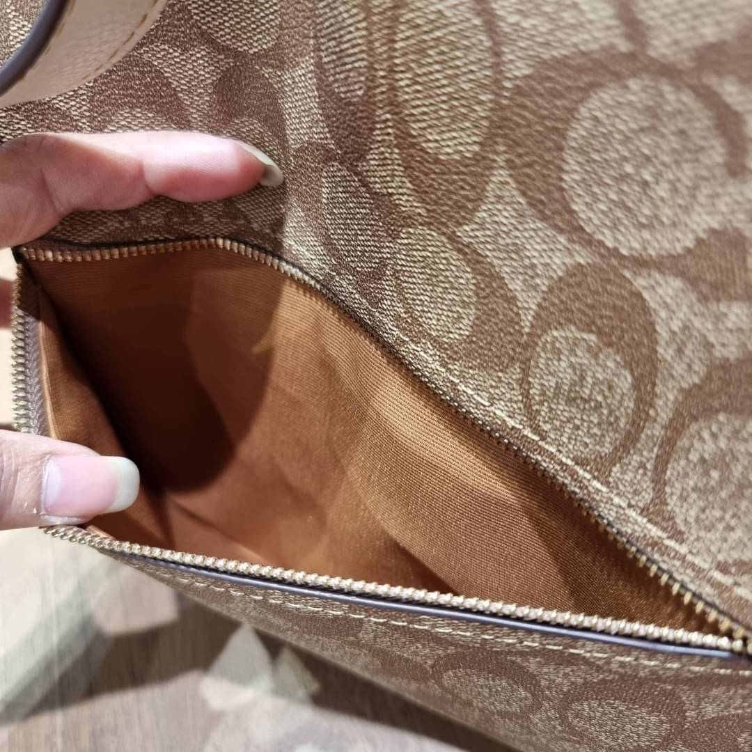 OUTLET 】COACH C4112 COACHxPEANUTS VAL DUFFLE IN SIGNATURE CANVAS WITH VARSITY PATCHES ใหม่ล่าสุด กระเป๋าทรงดัฟเฟิล ที่มาพร้อมเหล่าผองเพื่อนสนูปพี สวยมีเอกลักษณ์ ทรงกระเป๋าไม่ซ้ำใคร แถมยังใส่ของได้จุใจไปอีก วัสดุหนังแคนวาสคุณภาพดี ด้านหลังมีช่องซิป กระเป๋า