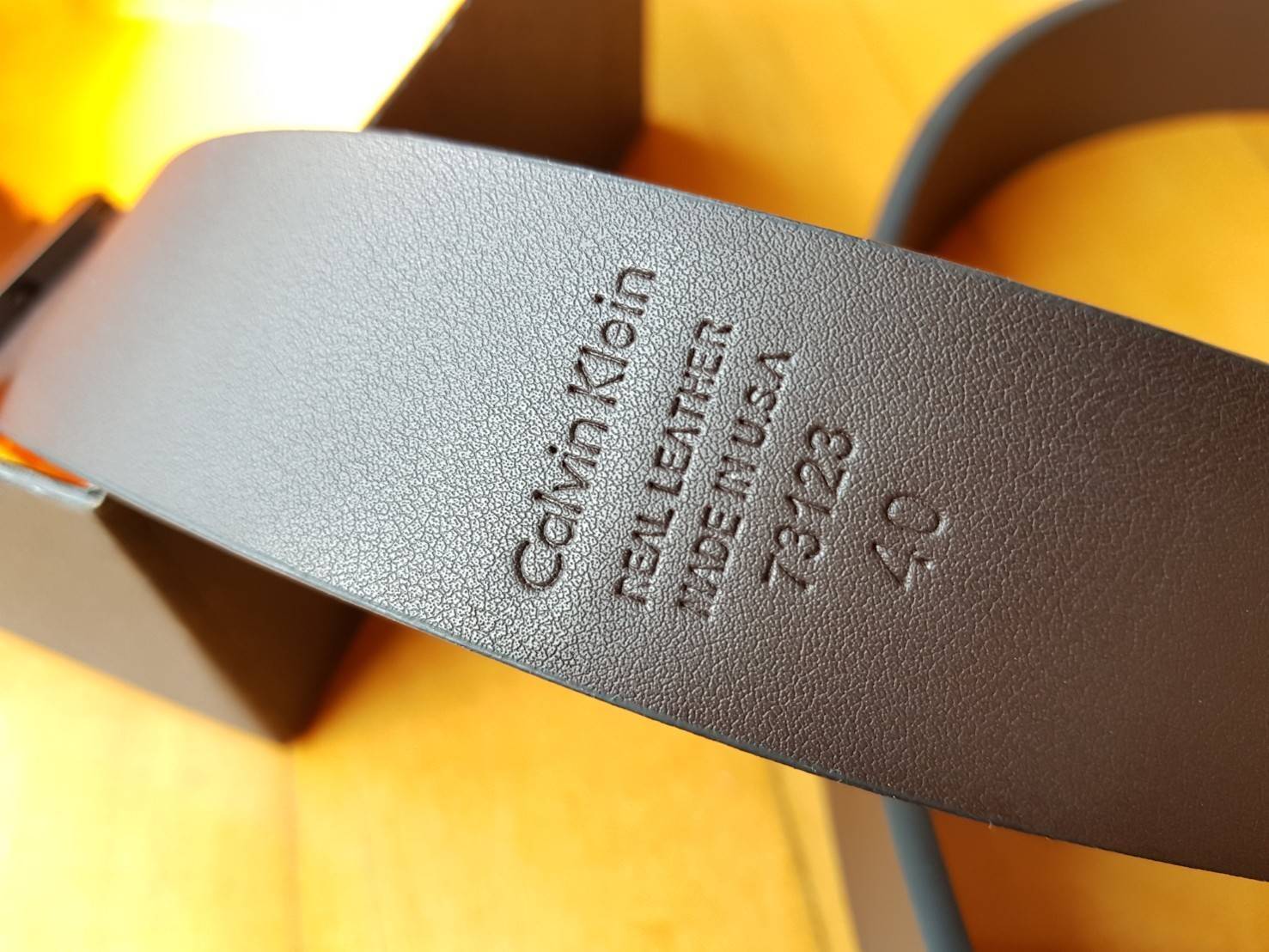 Calvin Klein Men's Belt Gift Set ชุดเข็มขัดสำหรับคุณผู้ชาย วัสดุหนังเรียบ นิ่ม คุณภาพดี ดีไซน์เรียบเท่ห์ หัวเข็มขัดดีไซน์ตัวอักษร CK สีรมดำ สายสลับใช้ได้ 2 ด้านไม่จำเจ 2 in 1ไม่ว่าจะแต่งกาย สไตล์ลำลองหรือทางการเอาอยู่ทุก look ค่ะ ราคาสุดคุ้ม มาพร้อมก