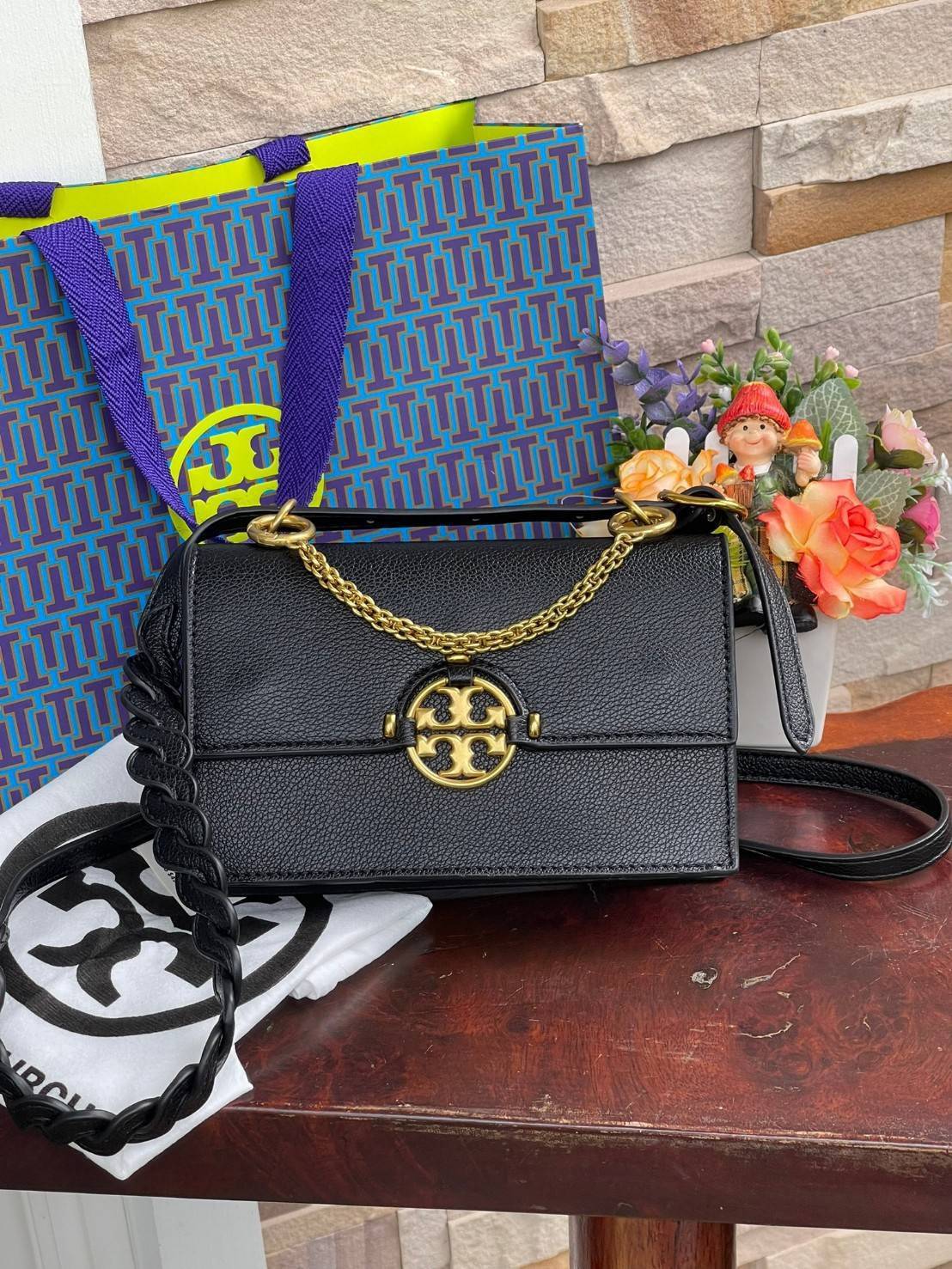 Tory burch miller mini bag หนึ่งในแบรนด์เนมยอดฮิตระดับโลกที่สายแฟชั่นตัวจริงต้องมีสักใบในตู้ เพราะเป็นแบรนด์ที่เหล่าบรรดาเซเลปและดาราใช้กันเยอะมาก รุ่นก็เป็นอีกหนึ่งใบที่คุ้มค่าคุ้มราคามากค่ะ ด้วยดีไซน์กึ่งทางการ กึ่งลำลอง จึงใช้งานได้หลายโอกาส แม้จะมีขนา