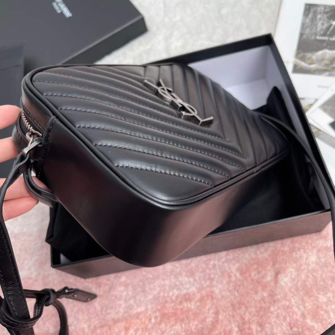 YSL LOU CAMERA BAG IN QUILTED LEATHER 23 cm กระเป๋าสะพาย เกรดหนังสวยเต็มใบ เกรดออริ 1:1 ใช้งานต่างประเทศได้