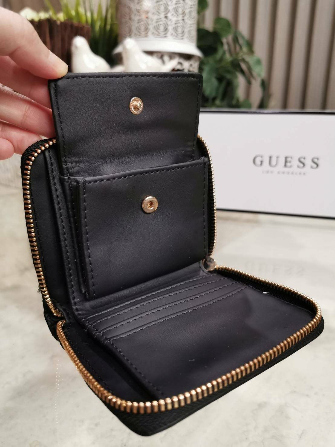 NEW ARRIVAL! GUESS FACTORY WOMEN'S SHORT WALLET กระเป๋าสตางค์สั้นรุ่นใหม่ล่าสุดไอเท็มแนะนำวัสดุหนังปั้มโลโก้รอบใบสวยอยู่ทรงด้านหน้าประดับโลโก้แบรนด์ ภายในมีทั้งช่องใส่ธนบัตร ช่องใส่เหรียญ ช่องใส่บัตรหลายช่อง ใส่เเบงก์พันได้ค่ะ ภาพถ่ายจากสินค้าจริงมาพ