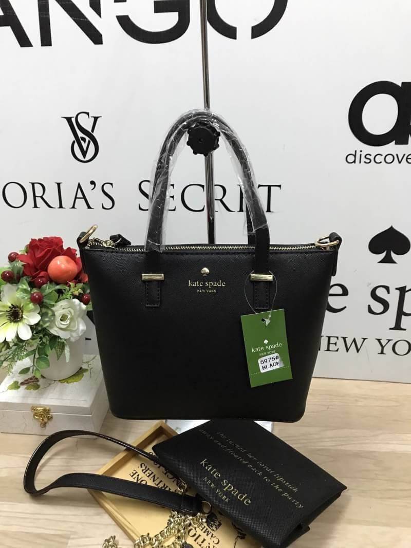 Kate Spade New York Cedar steet Harmony Body Bag กระเป๋าถือหรือสะพาย หนัง Saffiano ความยาวสายโซ่ต่อหนัง100cm. ถอดออกได้ ความสูงของหูจับ14cm ภายในมีช่องซิปและช่องเล็ก มีหมุดรองฐานกันรอย 4 มุม อะไหล่ทองทั้งใบ ขนาดกำลังดี ใส่ของจุกจิก มินิไอแพคได้ค่ะ