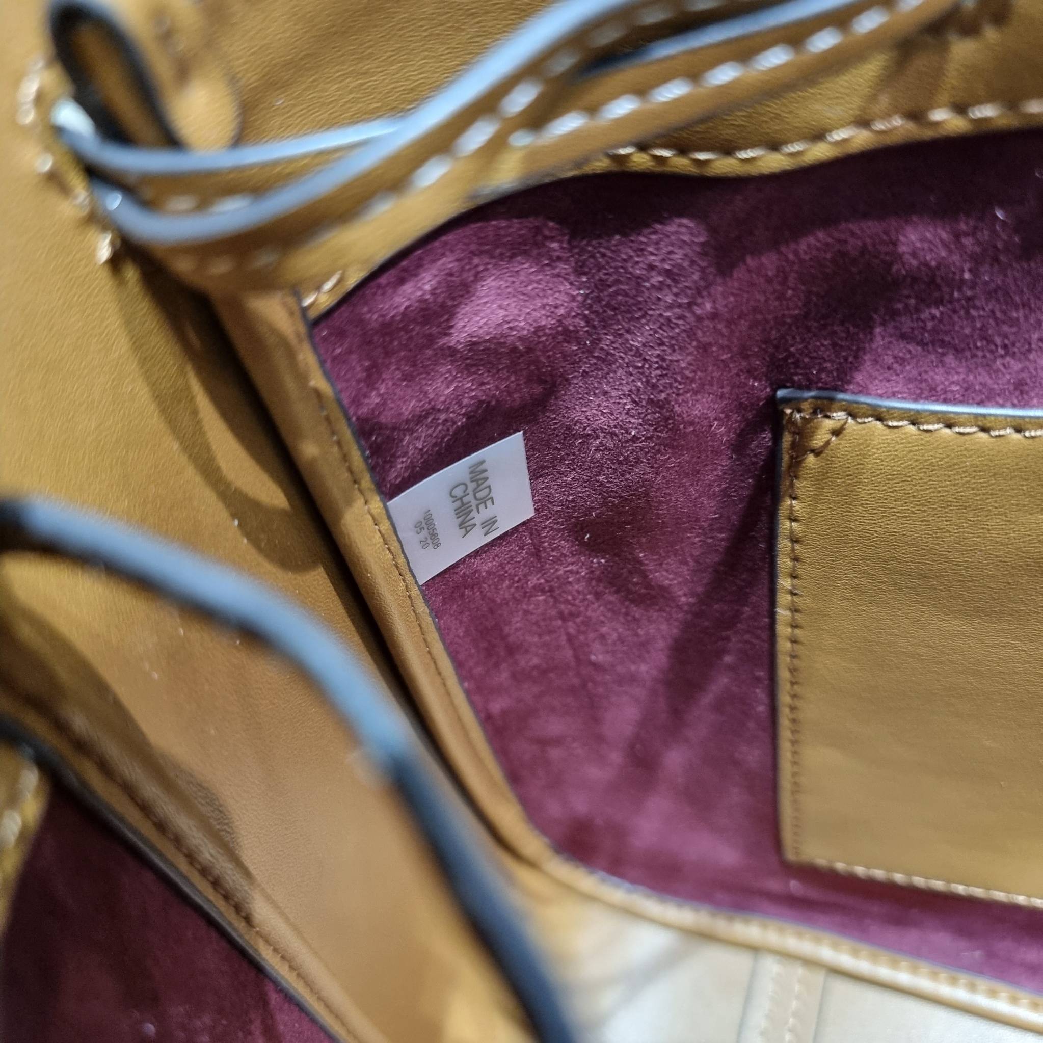 TORY BURCH T MONOGRAM JACQUARD BELL BAG คอลเลคชั่นใหม่ กับกระเป๋าลายโมโนแกรมยอดฮิต ที่มาในรูปทรงดีไซน์สวยเก๋ ชิคๆคูลๆ รับรองว่าไม่มีเกร่อ ตัวกระเป๋าทรงเหลี่ยม รูปเก็บทรงได้ในส่วนของปากกระเป๋า หรือไม่รูด ก็ได้ความสวยไปอีกแบบ วัสดุผ้า jacquard ตัดสลับหนังแท