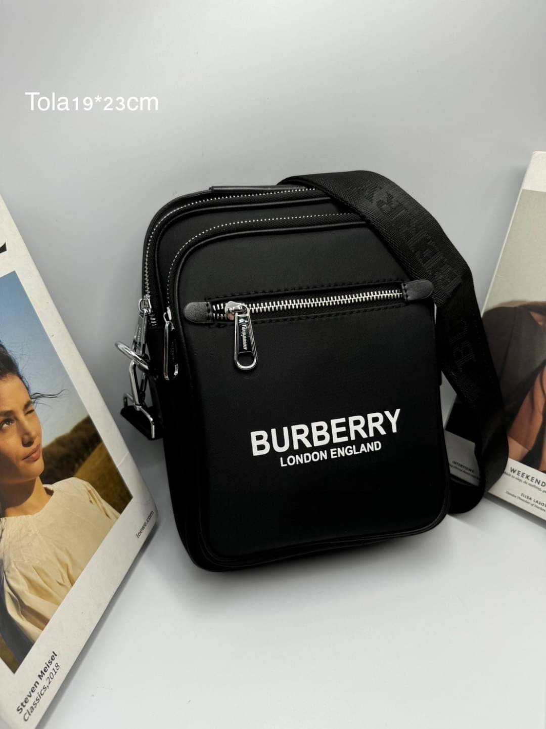 BURBERRY MESSENGER BAG กระเป๋าทรงแมสเซ็นเจอร์สีดำคลาสสิค ขนาดกำลังดี ดีไซน์ใหม่ล่าสุด!! แบ่งช่องซิปใช้งานง่าย มีหูจับในตัว สายสะพายยาวถอดได้ สาวๆซื้อให้แฟนต้องเป็นปลื้มแน่นอน หรือใครมองหาของขวัญช่วงสิ้นปี ใบนี้ตอบโจทย์ถูกใจคนรับแน่นอนจ้า