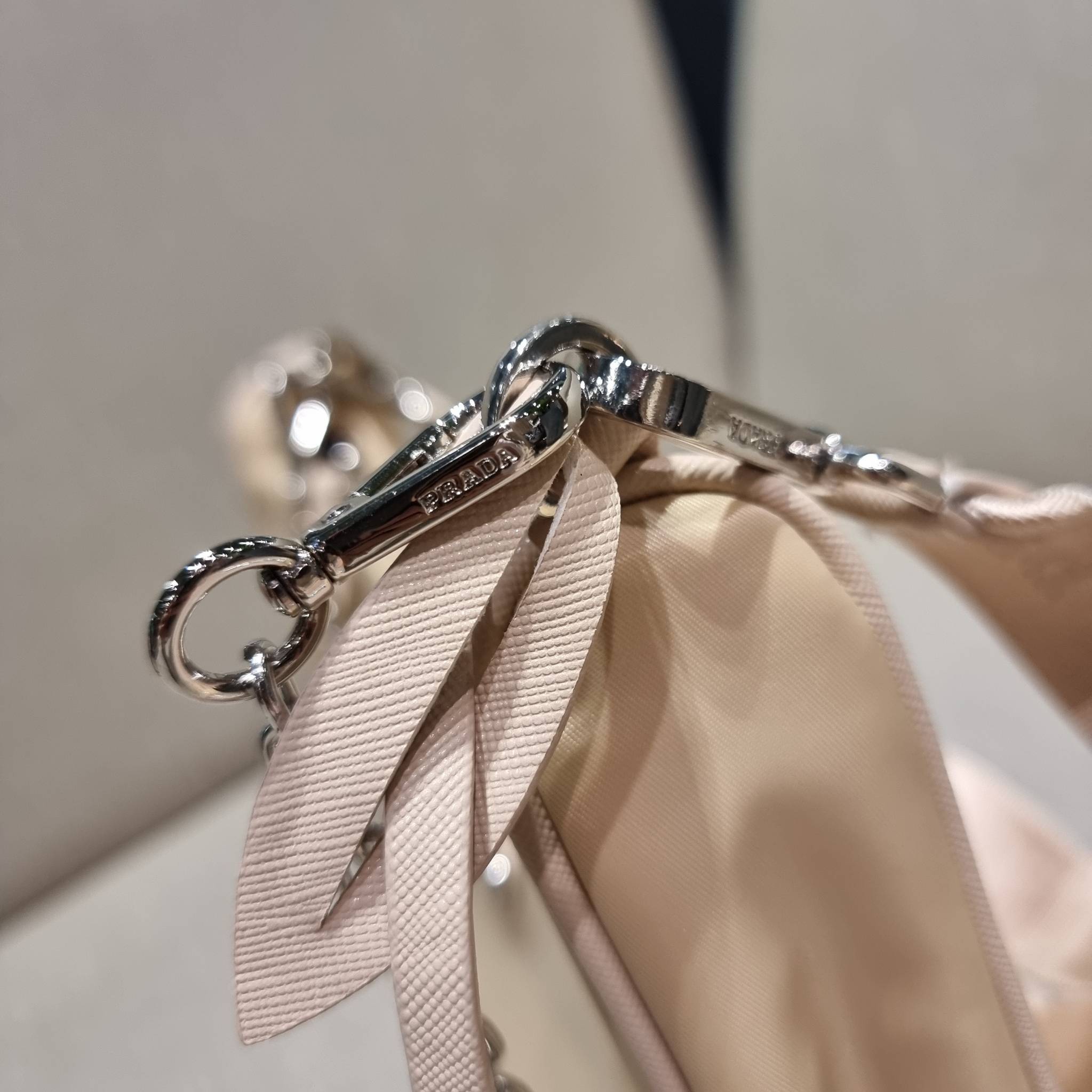 VIP 🥂 PRADA RE-EDITION 2005 RE-NYLON SHOULDER BAG ไอเท็มสุดปัง ที่ฮิตตลอดกาลไม่ว่าจะปีไหนๆ จัดให้ครบทั้งสีขายดีและสีใหม่ล่าสุด ที่สายคุณหนูห้ามพลาด!! กับกระเป๋าสะพายทรงคลาสสิค เหมาะเป็น everyday bag มากๆ วัสดุผ้าไนล่อนคุณภาพ พร้อมใบลูก ไว้ใส่เหรีย