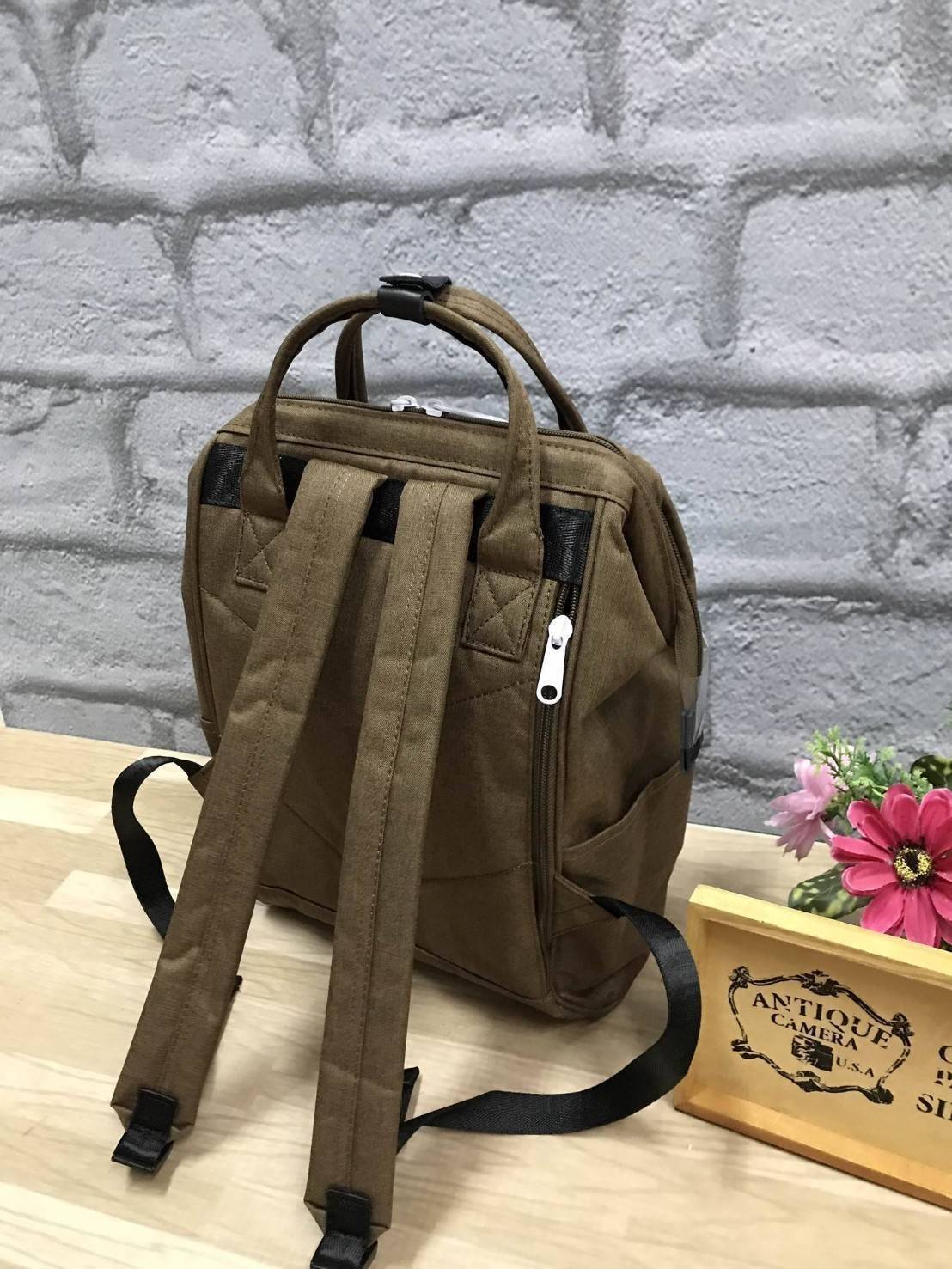 Anello Mottled Polyester Mini Backpack เป้แบรนด์ดังแห่งปี วัสดุ poleyester canvas เนื้อผ้าเรียบหรู และทันสมัย ดีเทลคล้ายรุ่น original ต่างตรงที่ด้านหน้าเป็นงานปักโลโก้สวยงาม และหัวซิป สกรีนโลโก้แบรนด์สีสันเข้ากับตัวกระเป๋า รุ่นชน shop มีหลากสีให้เลือกสรรค