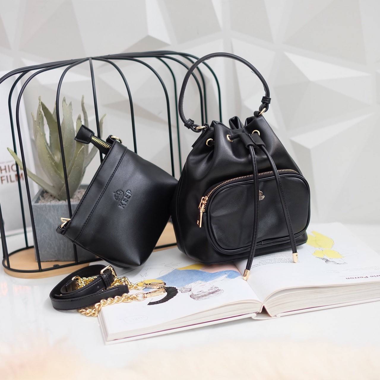 รุ่นใหม่ล่าสุด สวยมากๆค่า รุ่น New KEEP Minny bucket bag ทรงเก๋ สวย น่ารัก ขนาดตอบทุกโจทย์การใช้งาน เห็นแล้ว *หลงรักเลยคะ *ใบนี้ซื้อ1ได้ถึง2 มีกระเป๋าใส่ของใบเล็กด้านในให้อีก 1 ใบนะคะ 🌲ตัวกระเป๋าขนาดกำลังดีหนังเนื้อดีนิ่มมากๆคะ ดูแลรักษาง่าย ด้านใ