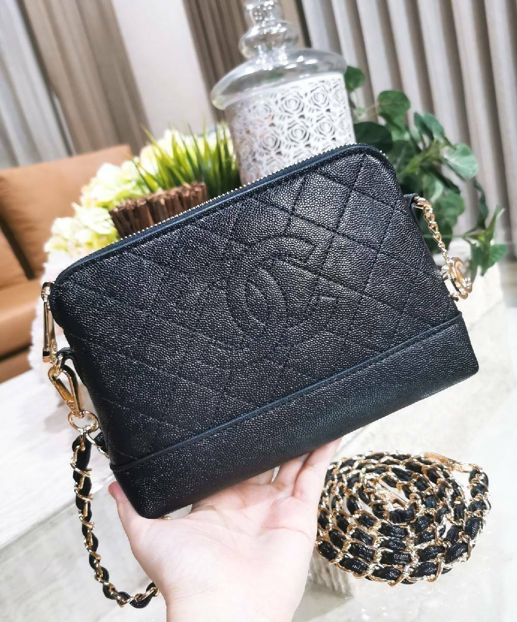 CHANEL Caviar Wristlet Crossbody Bag / Chanel Shoulder Bag With Chain กระเป๋าหนังลายเวียร์ปั๊มโลโก้แบรนด์ด้านหน้าสวยหรูดูแพง มาพร้อมจี้โลโก้แบรนด์ห้อยสีทองเก๋ๆน่ารัก