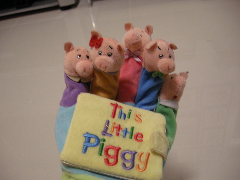 Scholastic - This Little Piggy หนังสือหุ่นนิ้วเล่านิทาน มือสอง