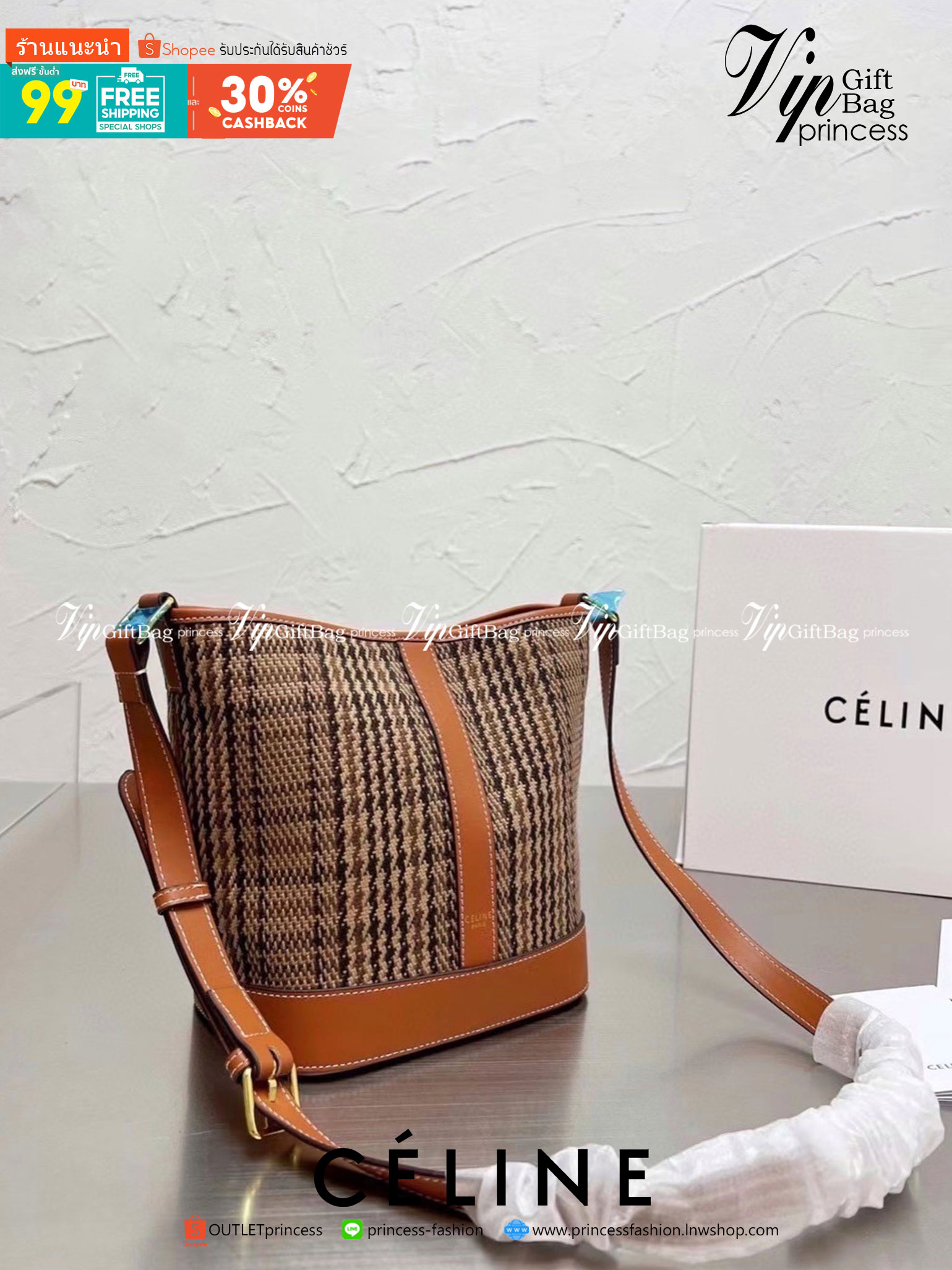 CELINE BUCKET BAG CUIR TRIOMPHE คอลเลคชั่นใหม่ ฮิตข้ามปี กับกระเป๋าสะพายทรงถัง ใช้งานง่ายที่สุด รุ่นใหม่งานผ้าทอลาย ซับในผ้าอย่างดี อะไหล่ทองปั้มทุกจุด สายสะพายยาวปรับระดับได้ วัสดุหนังวัว เรียบหรู ผู้ดีไปอีก ภายในโล่งกว้าง ใส่ของแบบจุๆไปเลย เป็นรุ่นที่ใช
