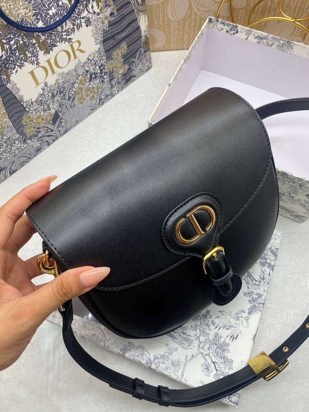 Dior Bobby Medium Bag กระเป๋าสะพายทรงโฮโบรุ่นยอดนิยม คลาสสิคสุดหรู ด้วยสัดส่วนที่กลมกลืนลงตัวอย่างสวยงาม เกรดท็อปออริ ใช้งานต่างประเทศได้