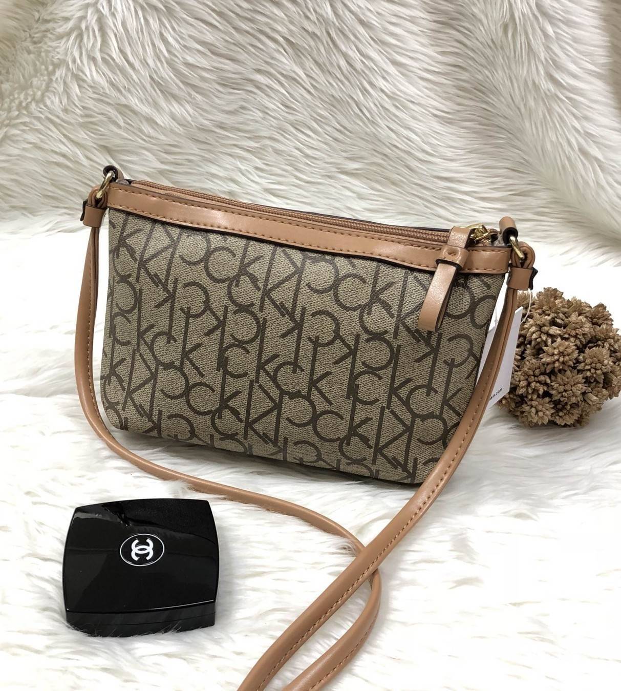 CALVIN KIEIN MINI CROSSBODY BAG สินค้าเข้าใหม่น่าใช้ค่ะ กระเป๋าสะพาย วัสดุหนังลายแบรนด์ทั้งใบ ด้านหน้าติดโลโก้แบรนด์อะไหล่ทอง เปิดปิดกระเป๋าแบบซิป ภายในโล่ง ใส่ของจุ สามารถใส่ธนบัตร สมุดแบงค์ มือถือรุ่นต่างๆ เครื่องสำอางค์ กระเป๋าสตางค์ใบสั้น บอกเลยจุค่ะ 