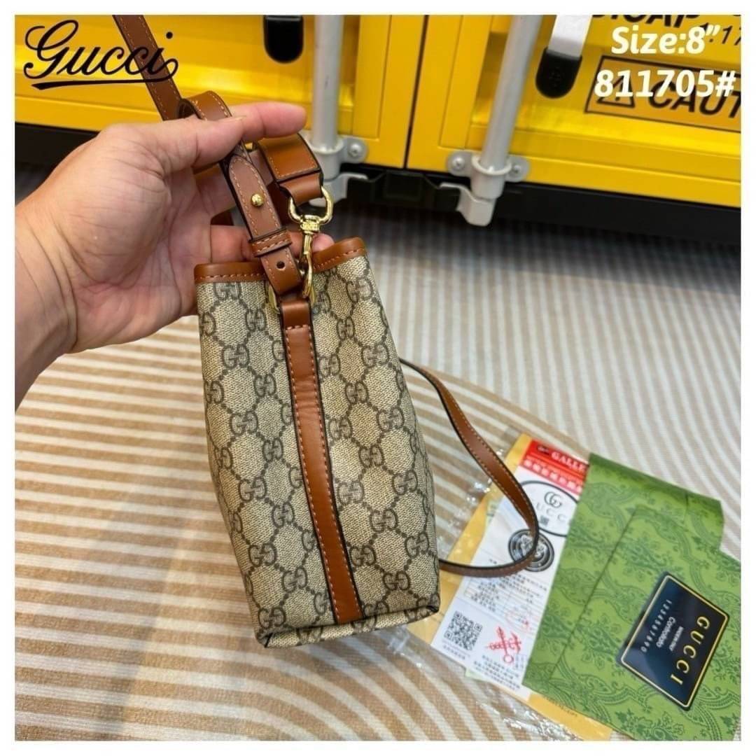 GUCCI GG Emblem mini bucket bag กระเป๋าทรงบัคเก็ตวินเทจงานแบรนด์หรู รุ่นใหม่ล่าสุด ดีไซส์สวยใช้งานง่าย ภายในโล่งกว้าง จุของได้เยอะ ถือหรือสะพายก็สวย Must Have!! เลยค่ะ