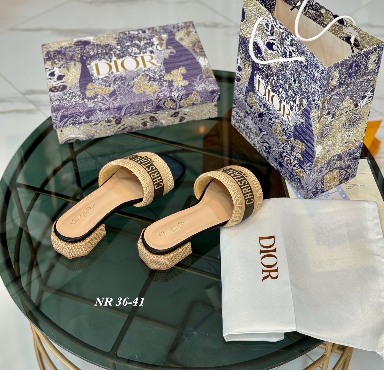 พร้อมส่ง Dior Sandals รองเท้าแตะดิออ รองเท้าส้นเตี้ย เสริมส้น งานคัดเกรดคุณภาพทอละเอียด ปั้มแบรนด์ พื้นยางกันลื่นอย่างดี กระชับเท้า ใส่สบายเดินได้นาน ไม่เจ็บไม่บีบเท้า สวยเกินราคา ภาพถ่ายจากงานจริง สวยตรงปกค่ะ