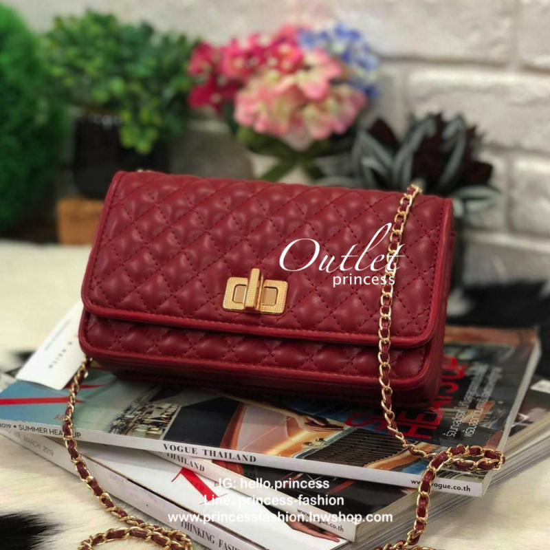 Charles&kieth quilted chain strap bag กระเป๋าขนาดมินิคลัช หนังPU เย็บตารางนูนทั้งใบ ด้านหน้าเปิด/ปิด แบบตัวบิดหมุน ด้านหลังมีโลโก้แบรนด์นูน ภายใน มีช่องใหญ่ ประกอบด้วย ช่องซิป ช่องการ์ด และมีช่องย่อย ใส่ของได้จุคุ้มสุด ๆ พกพาสะพายได้ทุกวัน น้ำหนักเบา จะสะ