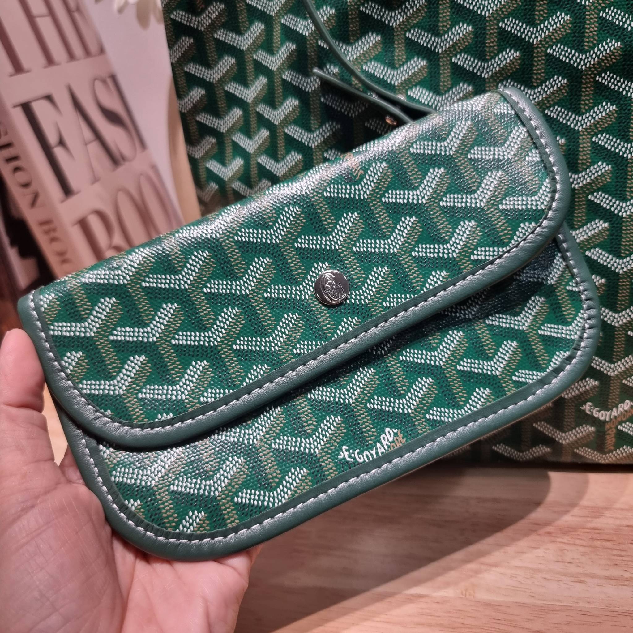 GOYARD BOHEME HOBO BAG / GOYARD HOBO กระเป๋าสะพายทรงโฮโบ ใบใหญ่จุใจ!! มาครบสีขายดี เลิศทุกสี รูปทรงคลาสสิค ดีไซน์เป็นเอกลักษณ์ วัสดุหนังแคนวาสพิมพ์ลายสวยคม ปากกระเป๋ามีซิปเปิด-ปิดกันของหล่นได้ ภายในโล่งกว้างมาก มาพร้อมสายคล้องในตัว ทนทาน สะพายสวยๆได้ทุกวั