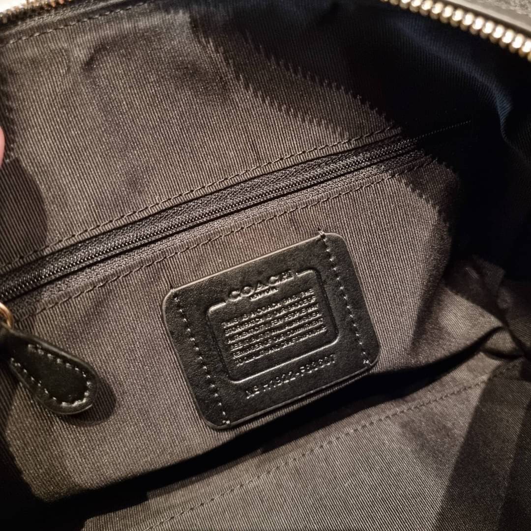 COACH F83607 ROWAN SATCHEL IN SIGNATURE CANVAS กระเป๋าทรงหมอนยอดฮิต คลาสสิคใช้งานได้ไม่มีเบื่อ มาครบสีขายดี ด้วยรูปทรงสวยงาม และใช้งานได้อย่างกระฉับกระเฉง วัสดุหนังแคนวาสเคลือบลาย ทนทาน ภายในโล่งกว้าง มีช่องซิปและแบ่งสัดส่วนได้ลงตัว บอกเลยว่าสาวๆพลาดไม่ได