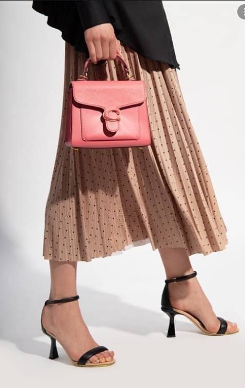 COACH TABBY TOP HANDLE 20 พร้อมส่งที่ไทยค่ะ! กระเป๋าหิ้ว//สะพายข้างได้ หนังแท้อย่างดี กหนึ่งใบทำหนังสองลายได้อย่างสวยงาม พร้อมโลโก้รุ่นใหม่ล่าสุดดูดีมากๆค่ะ เปิดปิดกระเป๋าแบบกดล็อค ภายในมีช่องหลักสองช่อง ใส่มือถือได้ทุกรุ่น;กระเป๋าเงินใบกลางได้;ของจำเป็นจ