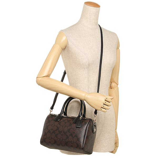 COACH F32203 MINI BENNETT SATCHEL IN SIGNATURE CANVAS กลับมาอีกครั้ง!! กับกระเป๋าทรงหมอนยอดฮิต 🥳 มีกี่สีก็ขายหมด วัสดุหนังแคนวาสเคลือบลาย ทรงสวยใช้งานได้ทุกโอกาส ภายในโล่งกว้างใส่ของได้เยอะ มีหูจับในตัว และสายสะพาย crossbody ปรับได้ตามตัว ใบนี้ไม่